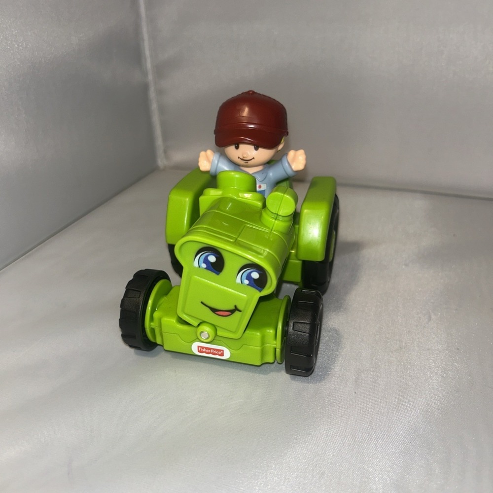 FISHER PRICE LITTLE PEOPLE HELPFUL HARVESTER TRACTOR & DRIVER -A-90